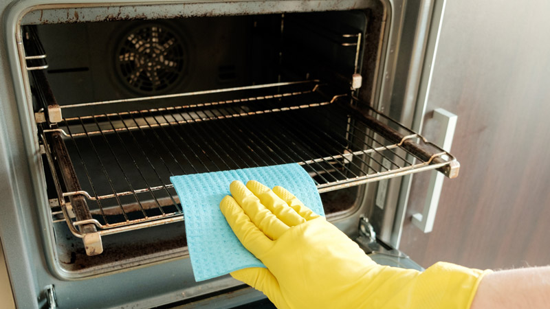 Cinque modi per pulire il forno e tanti consigli