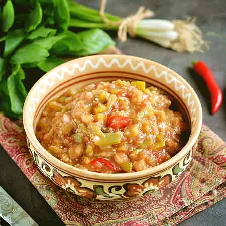 Babaganush piccante con zucchine e pomodorini