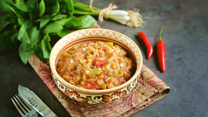 Babaganush piccante con zucchine e pomodorini