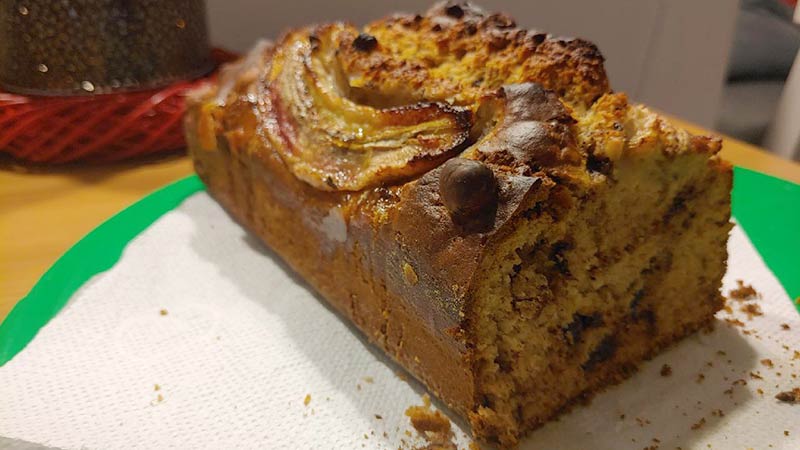 Banana bread con frutta secca e cioccolato vegan