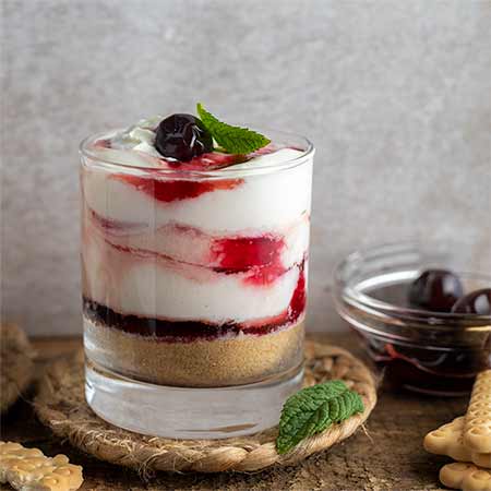 Bicchierini di crema al latte e amarena