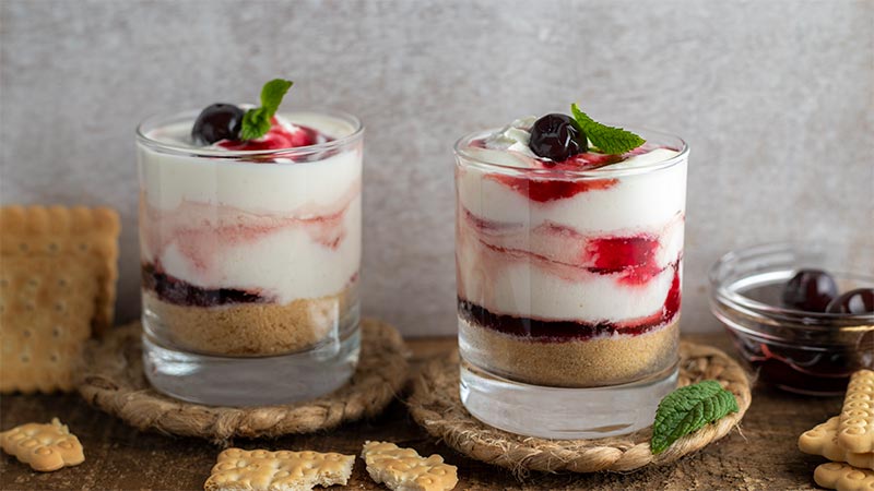 Bicchierini di crema al latte e amarena