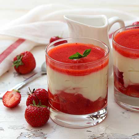 Bicchierini di fragole e crema al latte