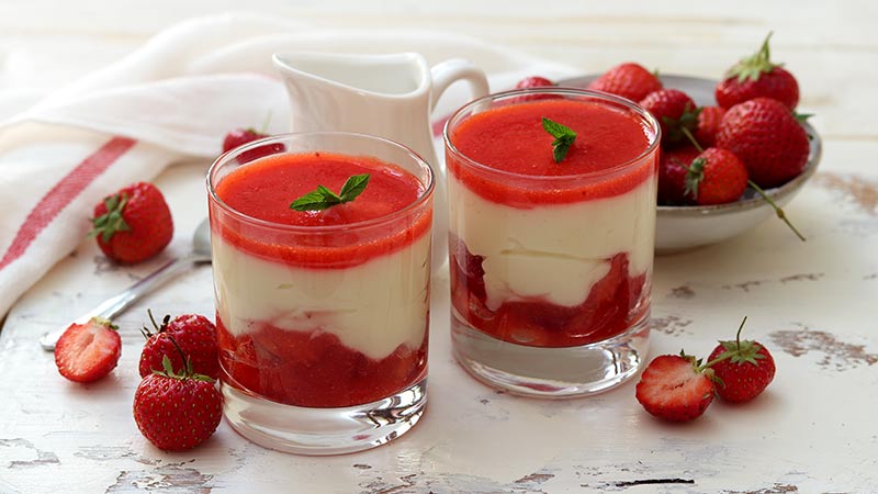 Bicchierini di fragole e crema al latte