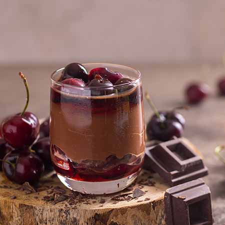 Bicchierini di mousse al cioccolato e ciliegie