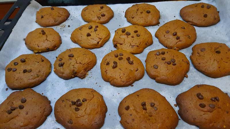 Biscotti al burro d'arachidi e gocce di cioccolato