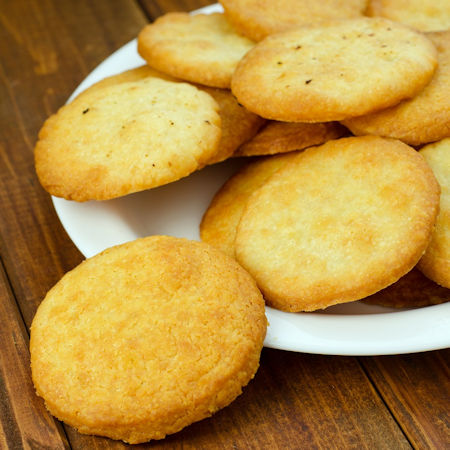 Biscotti al parmigiano con caprino e pere