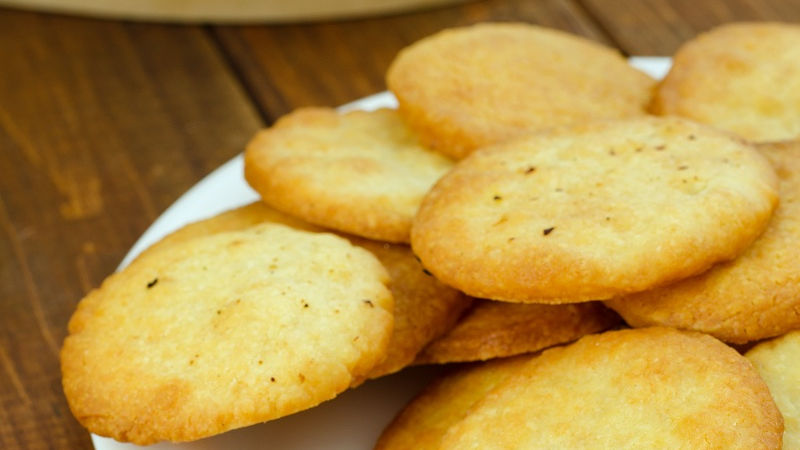 Biscotti al parmigiano con caprino e pere