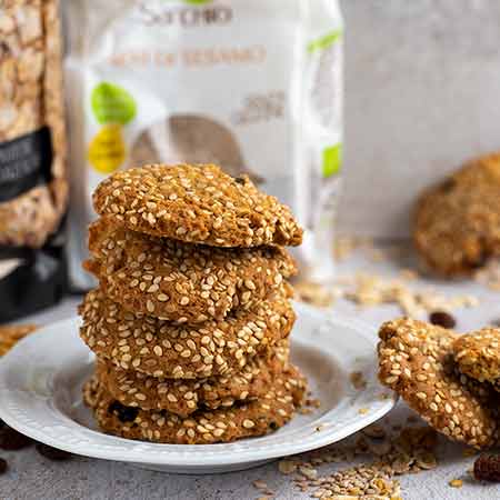 Biscotti all'avena con uvetta e semi di sesamo