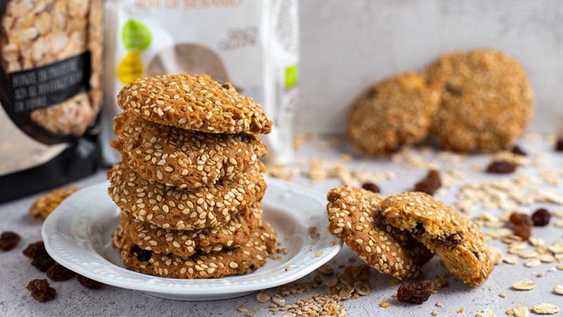 Biscotti all'avena con uvetta e semi di sesamo