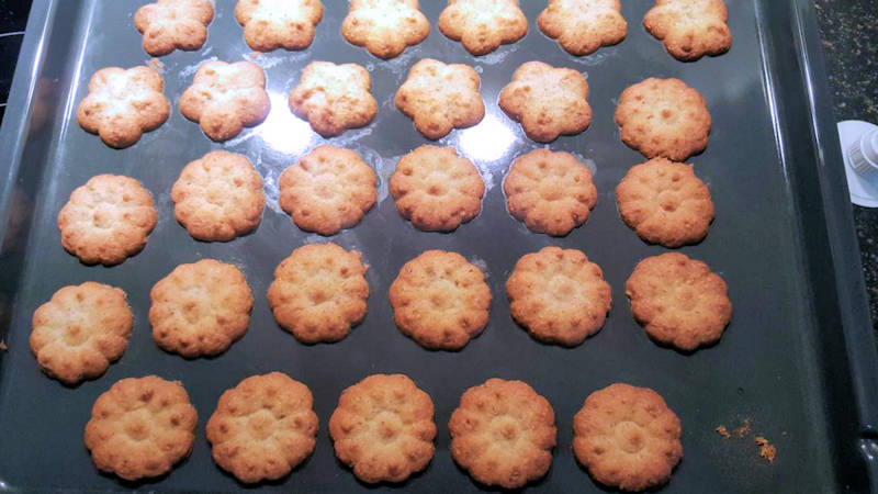 Biscotti alla cannella con sparabiscotti