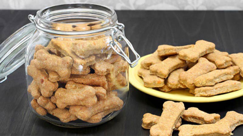 Biscotti alla frutta per cani