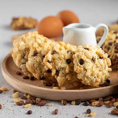 Biscotti con gocce di cioccolato e riso soffiato