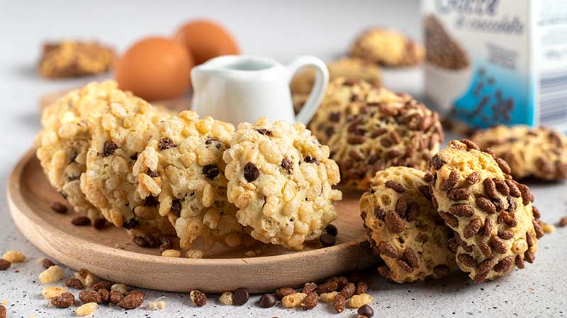 Biscotti con gocce di cioccolato e riso soffiato