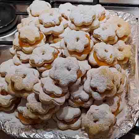 Biscotti farciti con marmellata di arance