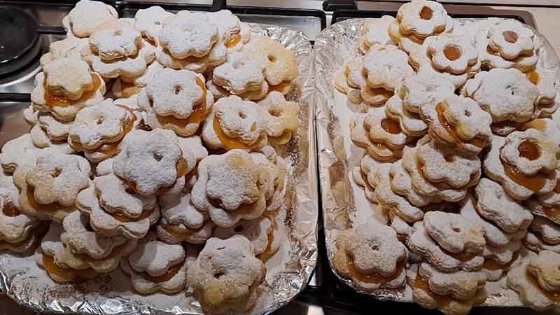 Biscotti farciti con marmellata di arance