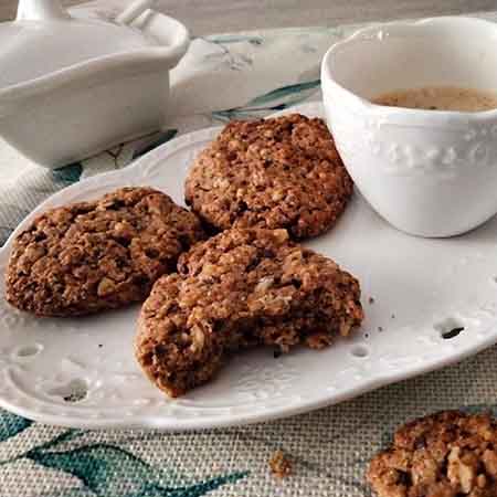 Biscotti integrali avena, noci e gocce di cioccolato