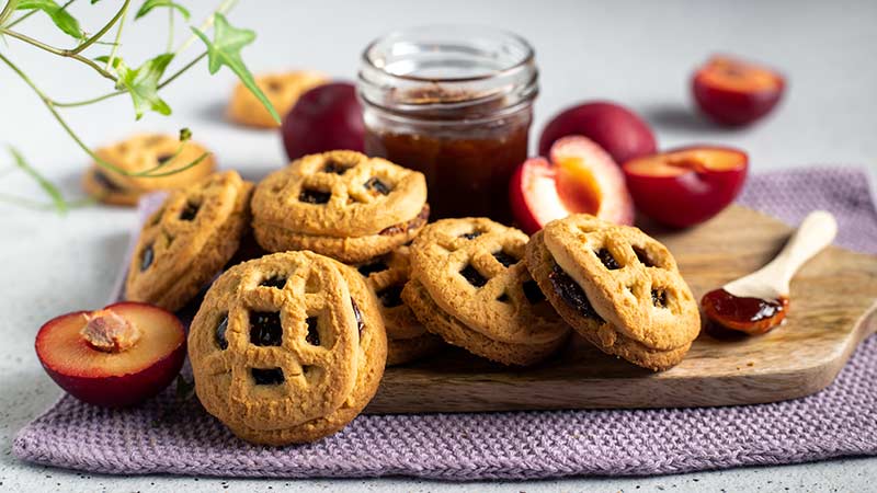 Biscotti integrali con marmellata di prugne