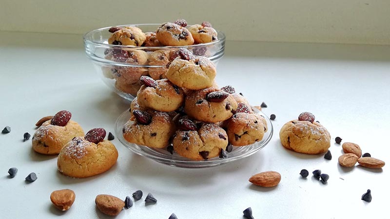 Biscotti mandorle e gocce di cioccolato