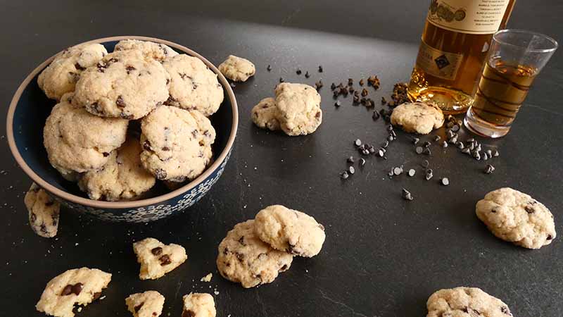 Biscotti rum e gocce di cioccolato