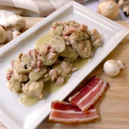 Bocconcini di pollo con funghi e pancetta