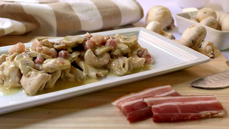 Bocconcini di pollo con funghi e pancetta