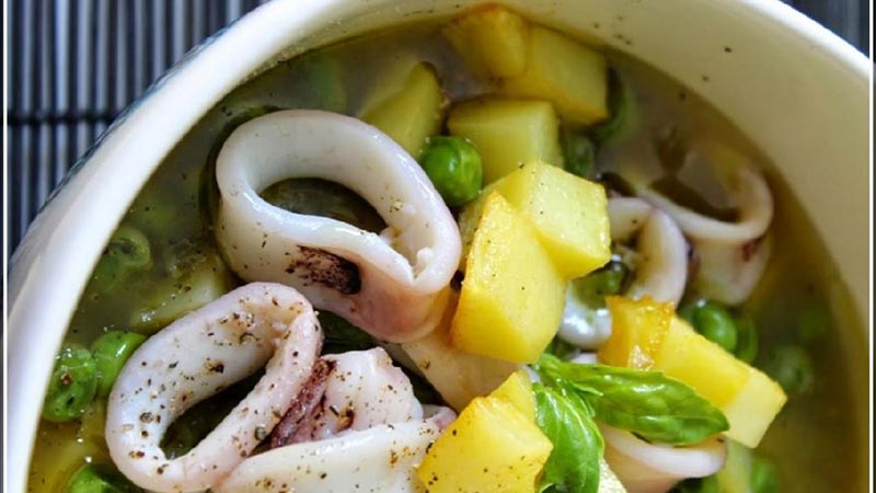 Calamari con piselli e patate