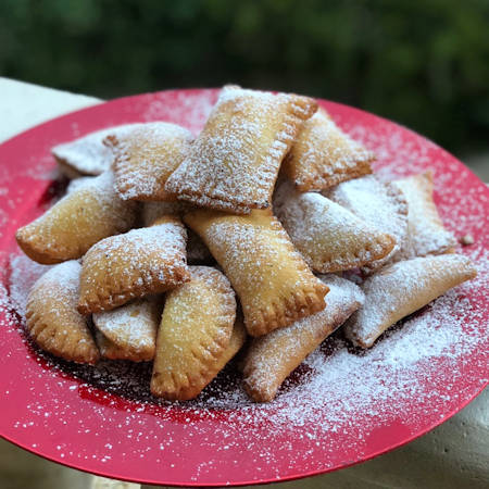 Calzoncelli di ricotta e gocce di cioccolato