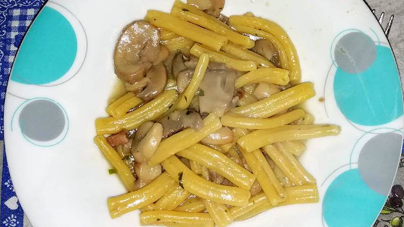 Caserecce con funghi e pancetta