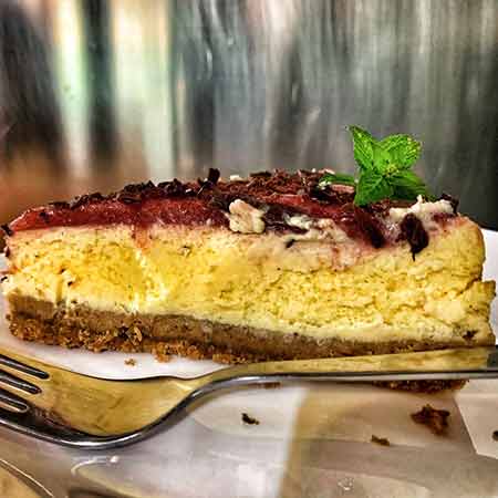 Cheesecake fragole e scaglie di cioccolato