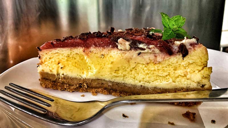 Cheesecake fragole e scaglie di cioccolato