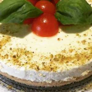 Cheesecake salata con granella di pistacchio