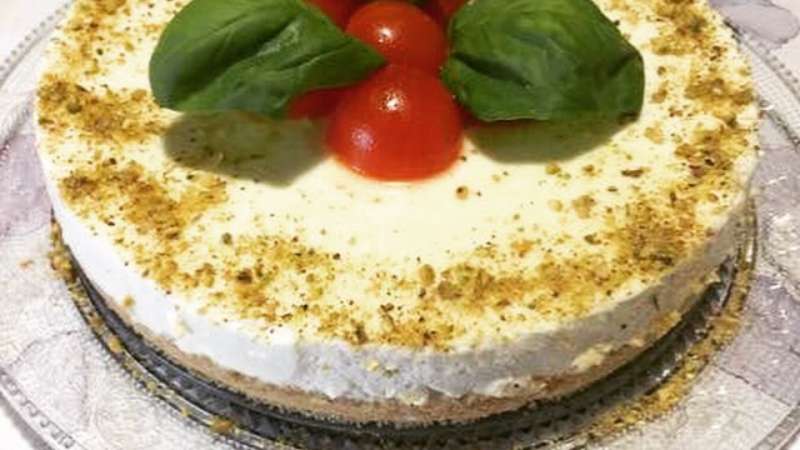 Cheesecake salata con granella di pistacchio