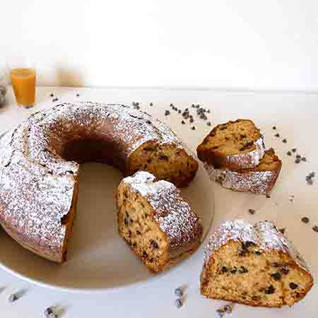 Ciambella al succo di frutta e gocce di cioccolato