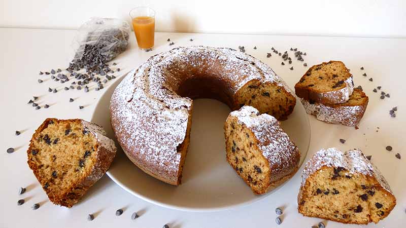 Ciambella al succo di frutta e gocce di cioccolato