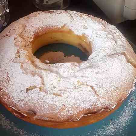 Ciambella alla ricotta con cuore di marmellata