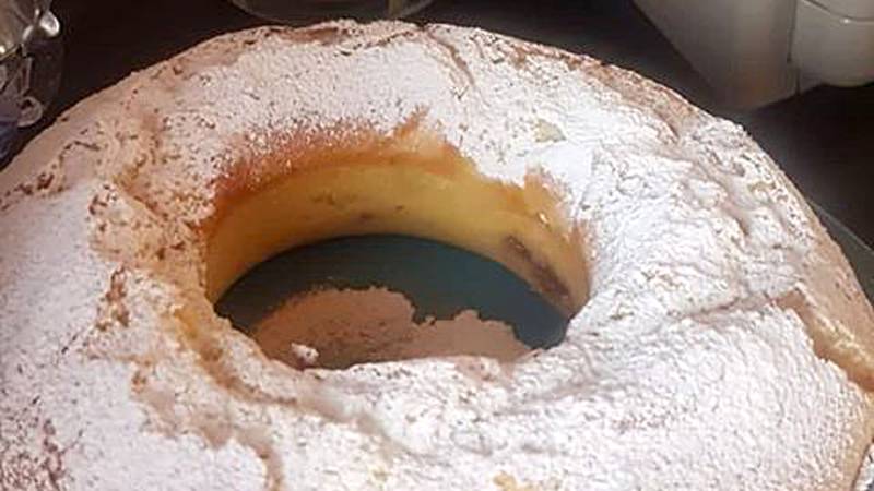 Ciambella alla ricotta con cuore di marmellata