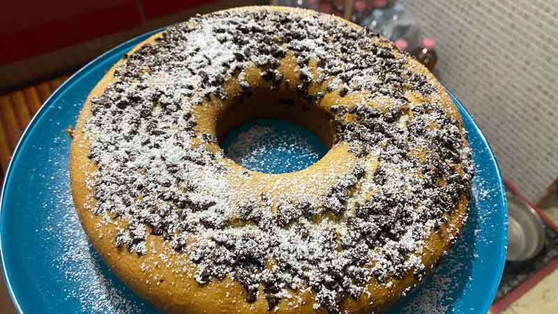 Ciambella arancia e gocce di cioccolato