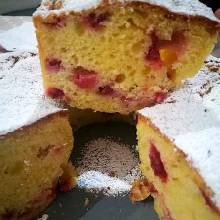 Ciambella con yogurt greco e fragole