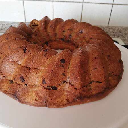 Ciambella di cachi e gocce di cioccolato