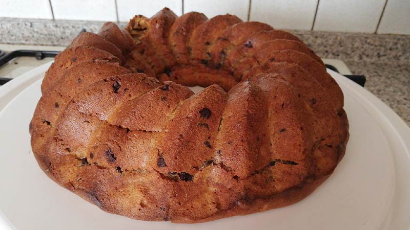 Ciambella di cachi e gocce di cioccolato