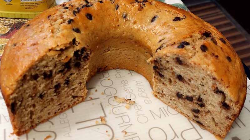 Ciambella integrale con ricotta, amaretti e cioccolato