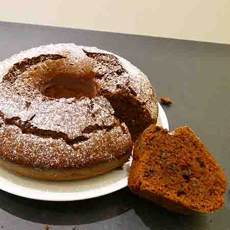 Ciambellone al cacao, noci e gocce di cioccolato