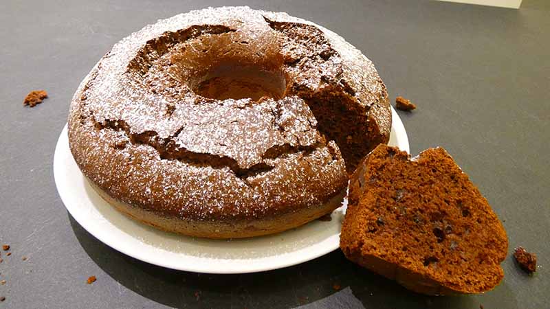 Ciambellone al cacao, noci e gocce di cioccolato