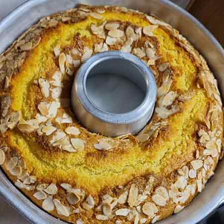 Ciambellone allo yogurt limone e mandorle