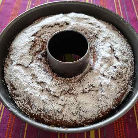 Ciambellone con uova di Pasqua