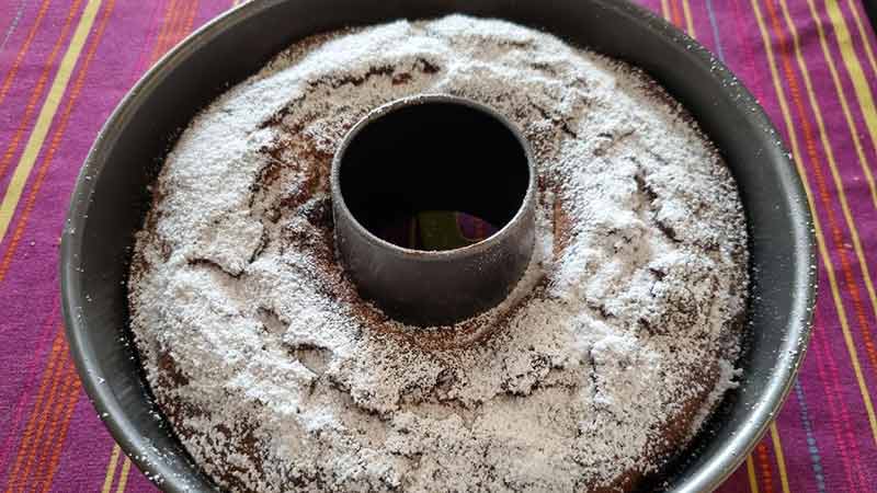 Ciambellone con uova di Pasqua