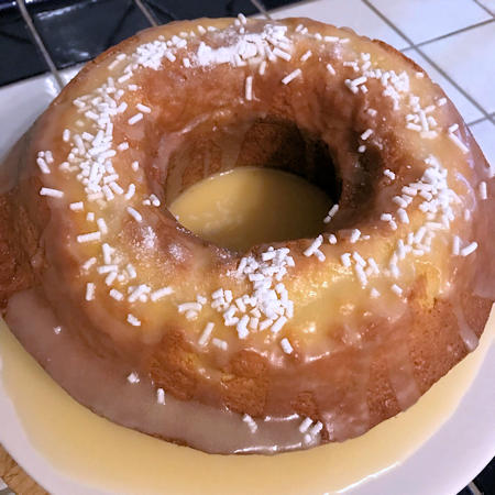 Ciambellone di Carnevale glassato all'arancia