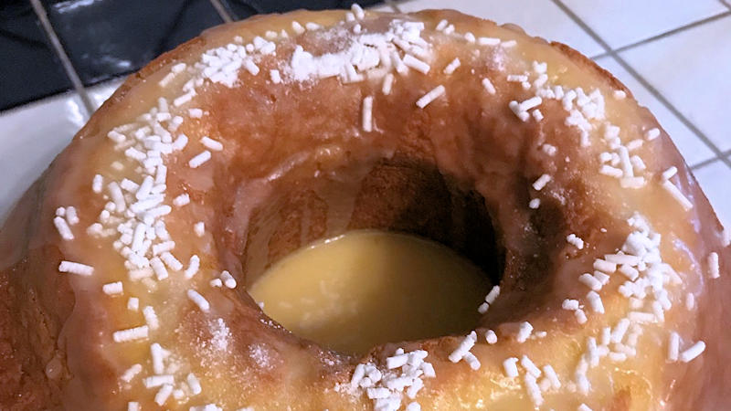 Ciambellone di Carnevale glassato all'arancia