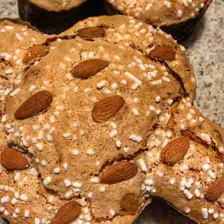 Colomba con cioccolato e glassa agli amaretti